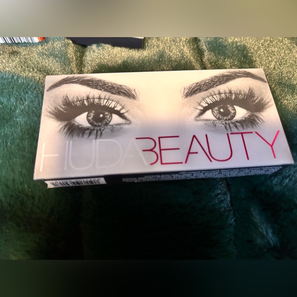 Makeup Bundle - Picture 2 of 3